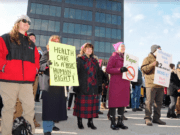 Cientos protestan plan de revocar ObamaCare en Grand Rapids
