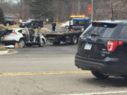 Persecución termina con auto volcado y tres arrestos