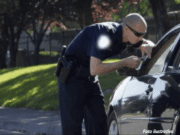 Políticos buscan autorizar a policía para detener y reportar a indocumentados