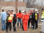 Autoridades aún no localizan auto sumergido en río Kalamazoo