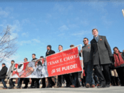 Marchan en celebración de 90 años de César E. Chávez