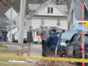 Un hombre se entrega, otro huye en tiroteo con policía