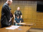 Hispano acusado de apuñalar a mujer en Meijer de Walker apareció en corte