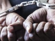 Mujer supuestamente asaltada por dos jugadores de fútbol, ahora enfrenta cargos