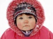 Dos arrestados por tener bebé desnudo afuera en temperatura de 28 grados