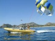 El joven y el paracaídas