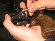 Jugador de baloncesto dice que co-acusado haló el gatillo en muerte de estudiante durante robo