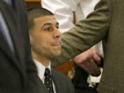 Dan último adiós a Aaron Hernández en un funeral privado