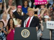 Trump subraya que ha cumplido «una promesa tras otra» y ataca a la prensa