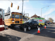 Niños heridos en choque entre autobús escolar y camioneta
