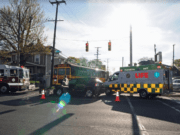 Niños escolares lesionados en choque entre autobús escolar y camioneta