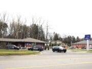 Asaltante enmascarado roba mujer en institución financiera