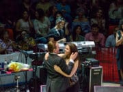 Cristian Castro le pide matrimonio a su novia en la mitad de un concierto