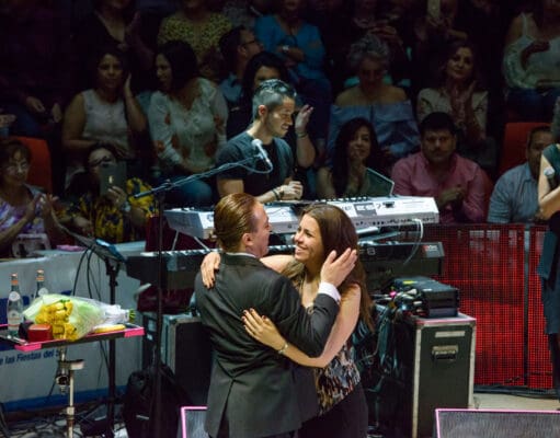 Cristian Castro le pide matrimonio a su novia en la mitad de un concierto