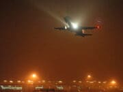 Suspende operaciones el aeropuerto de Newark por incendio en motor de avión