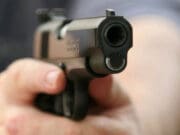 Justifican a policía por disparar contra Joven