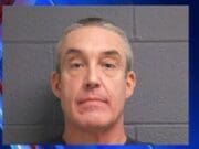 Hombre con historial criminal de violencia y agresión sentenciado por posesión de arma ilegal y agresión criminal