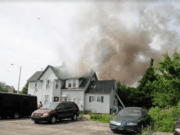 Incendio destruye casa y edificio comercial en S. Division