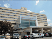 Hombre descubre bebé abandonado en vehículo