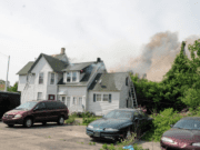 Incendio destruye casa y edificio comercial en S. Division