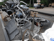 Choque entre motocicleta y camioneta deja un muerto