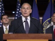 Demócratas hispanos presionan a Kelly para evitar la expulsión de «dreamers»