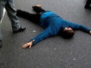 Hombre seriamente herido por minivan