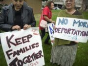 Padre arrestado cerca de escuela de su hija se salva de deportación inmediata