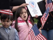 Trump acaba programa que daba estatus de refugiado a menores centroamericanos