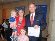 Integrante de Metro Health entre nuevos ciudadanos americanos