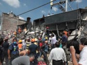 Equipos de emergencia se esfuerzan por rescatar personas atrapadas