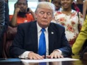 Trump gana tiempo para defender su veto migratorio ante el Tribunal Supremo