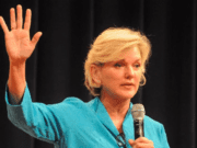 Exgobernadora Granholm llama a mujeres a liderar