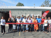 Gómez Granite Countertops corta listón de apertura