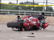 Un grave accidente entre un auto y una motocicleta