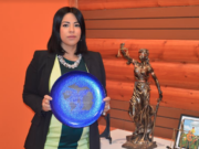 Empresaria es reconocida por gobernador de Michigan