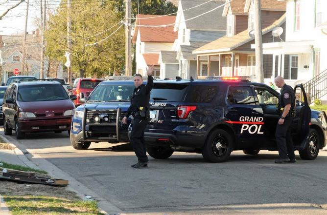Hombre es arrestado por amenazar a joven con arma de aire
