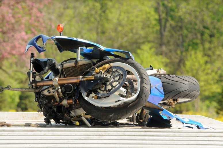 Motociclista pierde la vida en colisión con carro
