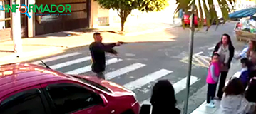 Madre ataca a ladrón (VIDEO)