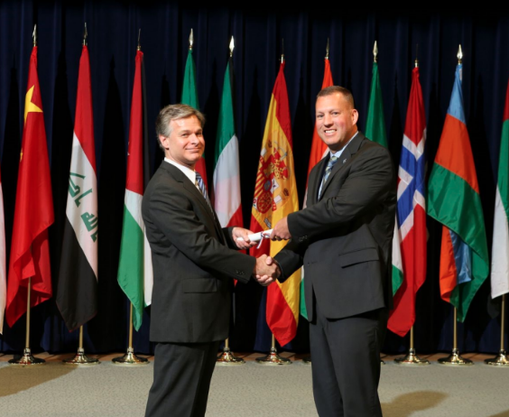 Capitán se gradúa de la Academia FBI