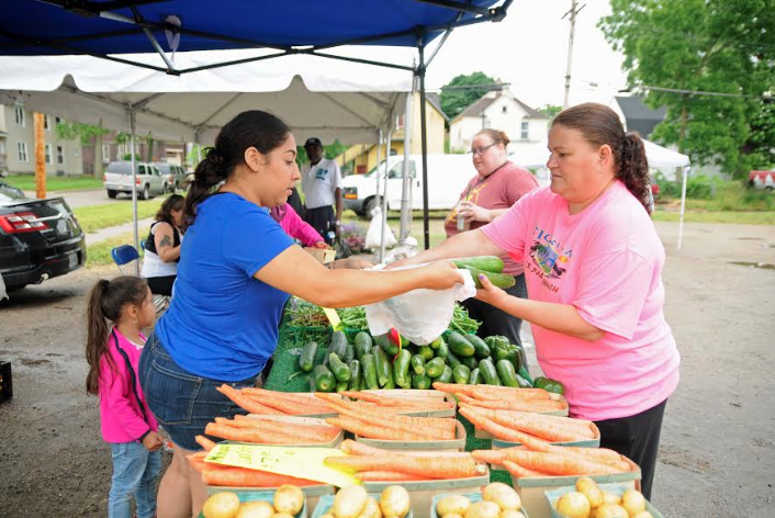 Abre mercado de granjas César E. Chávez