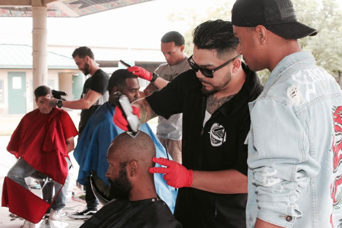 Indigentes reciben corte de cabello gratis