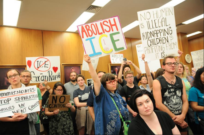 Simpatizantes de familias separadas se presentan frente a comisionados
