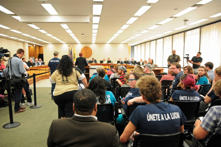 Continúan demandando que condado cancele contrato con ICE