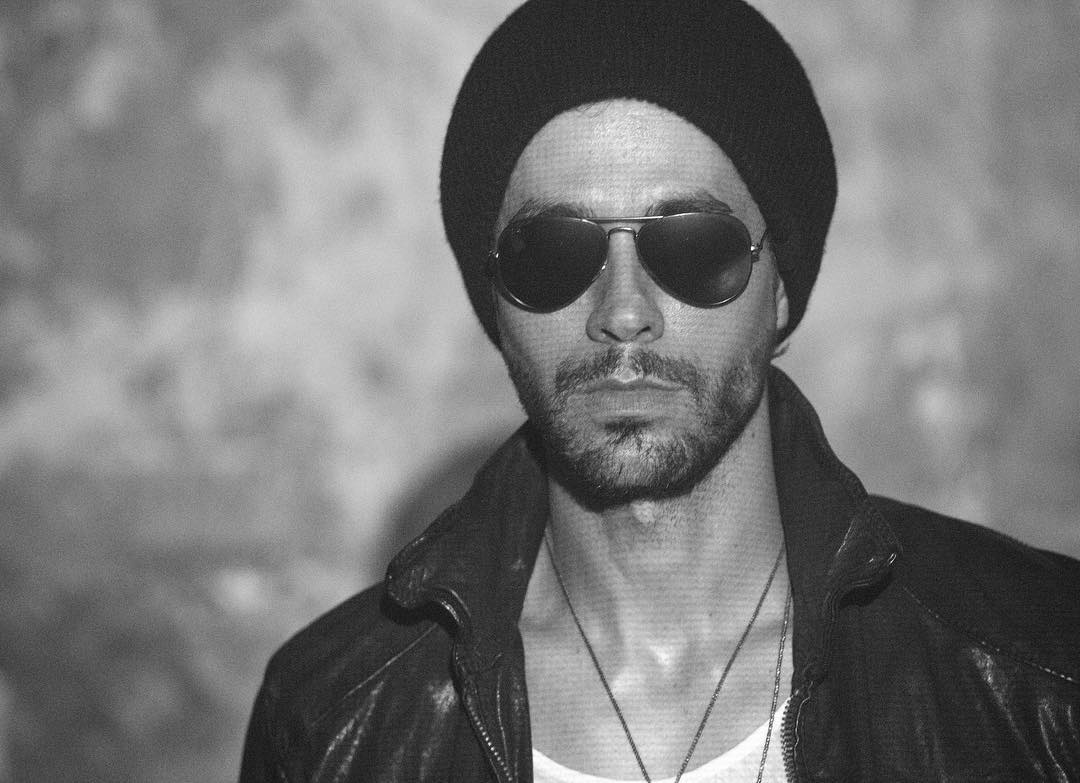 Momento en el que ENRIQUE IGLESIAS BESA EN LA BOCA a una fan en Durango, México