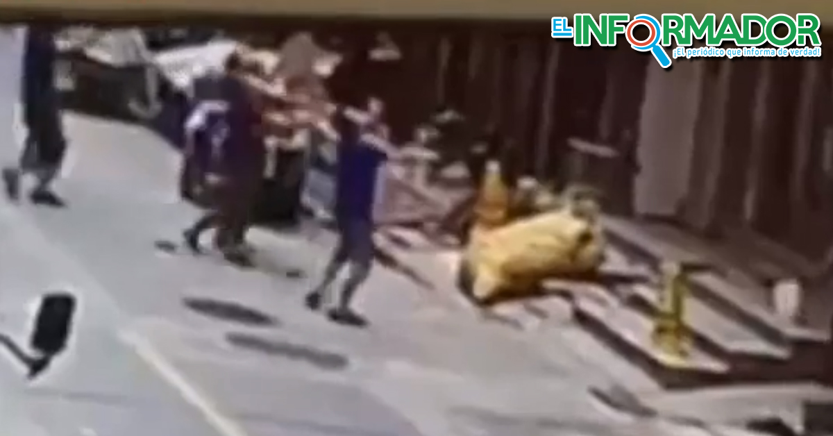 Dos trabajadores Chinos terminan con fracturas de brazo al salvar a una niña de estrellarse.