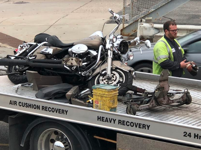 Lesionan a motociclista en choque