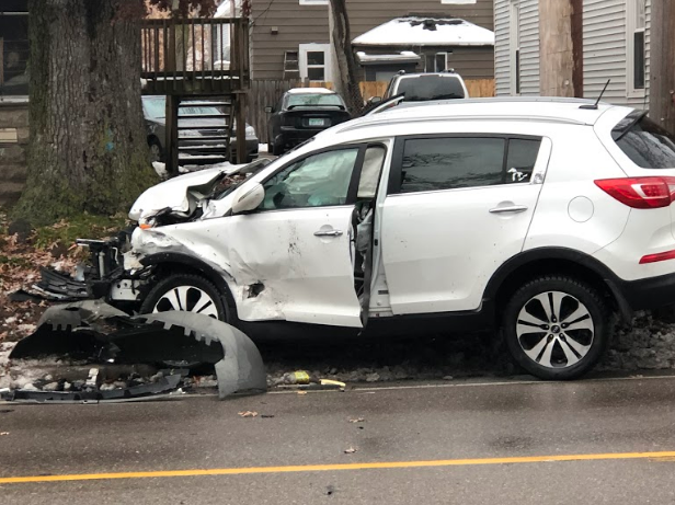 Grandes pérdidas materiales deja accidente en calle Burton
