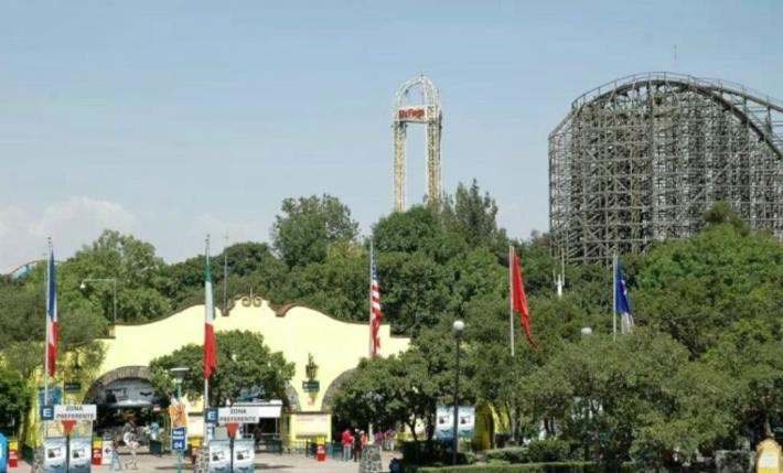 Cae menor desde las alturas de un juego mecánico, tiene consecuencias de por vida y la empresa no se hace responsable.