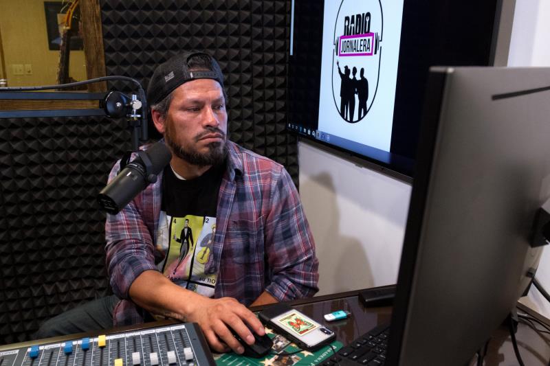 Jornaleros montan su propia radio para defenderse de ataques de Trump